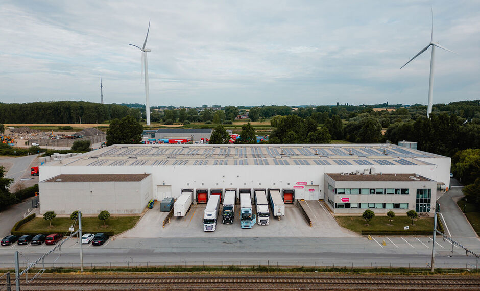 Het betreft de verhuur van een logistiek gebouw op een uitstekende locatie ten zuiden van Brussel, gelegen tussen de E19 (Antwerpen-Brussel) en de N6. 

Het gebouw heeft een oppervlakte van ca. 7275 m², bestaande uit ca. 6770 m² opslagruimte en ca. 505 
