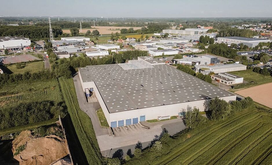 Het betreft de verhuur van een logistiek magazijn gelegen langs de Leuvensesteenweg in Boortmeerbeek. Dit gebouw geniet een uitstekende en strategische ligging en is perfect gelegen langs de N26, tussen Brussel en Leuven, en biedt directe verbindingen na