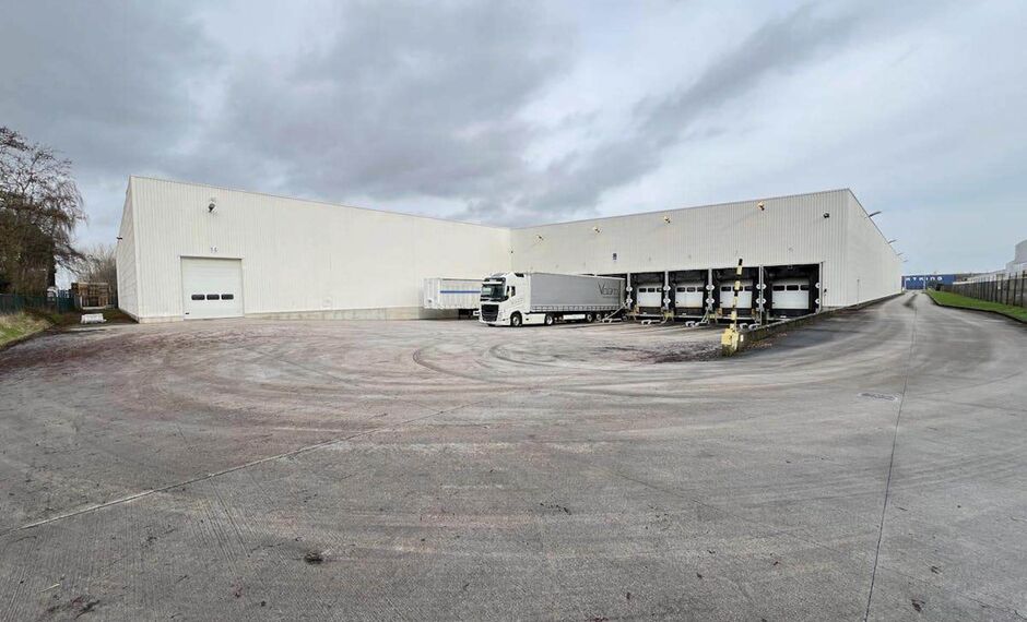 Op een centrale locatie te Dendermonde, gelegen in de industriezone 'Hoogveld', bieden wij deze logistieke ruimte te huur aan op een terrein van ca 25 323 m². Deze logistieke ruimte ligt op 1 minuut rijden van de N41 (Rijksweg) en is tevens gelegen nabij