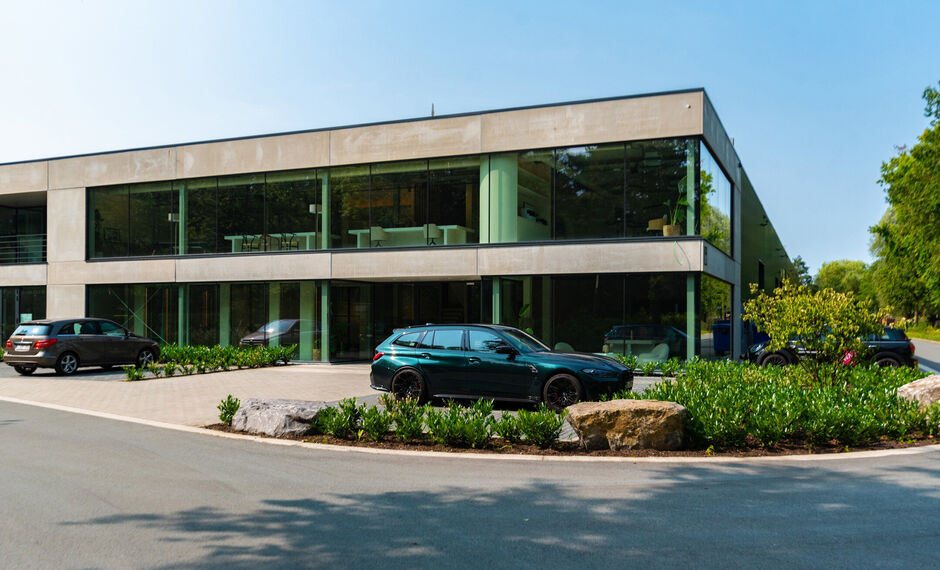 Het betreft de verhuur van een recent bedrijfsgebouw in het project 'Schietveld' te Kapellen. Het gebouw geniet een uitstekende ligging nabij de E19 (afrit Sint-Job-in-'t-Goor) en de gewestweg N1 (Antwerpen-Brussel).
Het gebouw heeft een oppervlakte van
