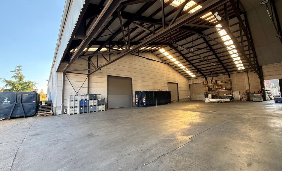 Op een strategische locatie aan de Grote Steenweg 50 te Waarloos bieden wij dit magazijn te huur aan. Dankzij de vlotte verbinding met de E19 en de nabijgelegen op- en afritten van Rumst en Kontich geniet het pand van een uitstekende bereikbaarheid.
Het
