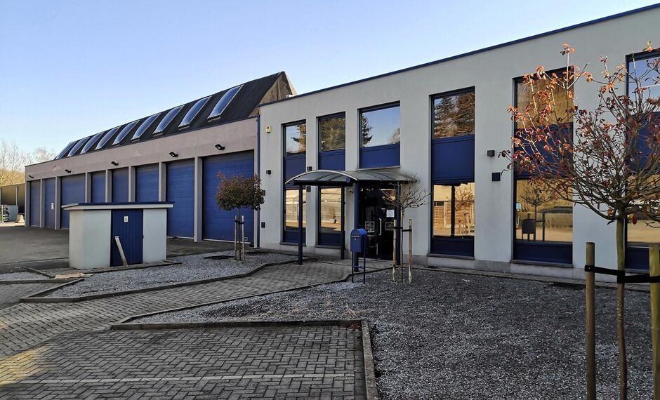 Het betreft de verhuur van een bedrijfsgebouw gelegen op een uitstekende locatie te Kontich. Het gebouw is gelegen langs de Koningin Astridlaan, dewelke goed bereikbaar is via de E19 (Antwerpen - Brussel) en de N1.
Het gebouw heeft een oppervlakte van c