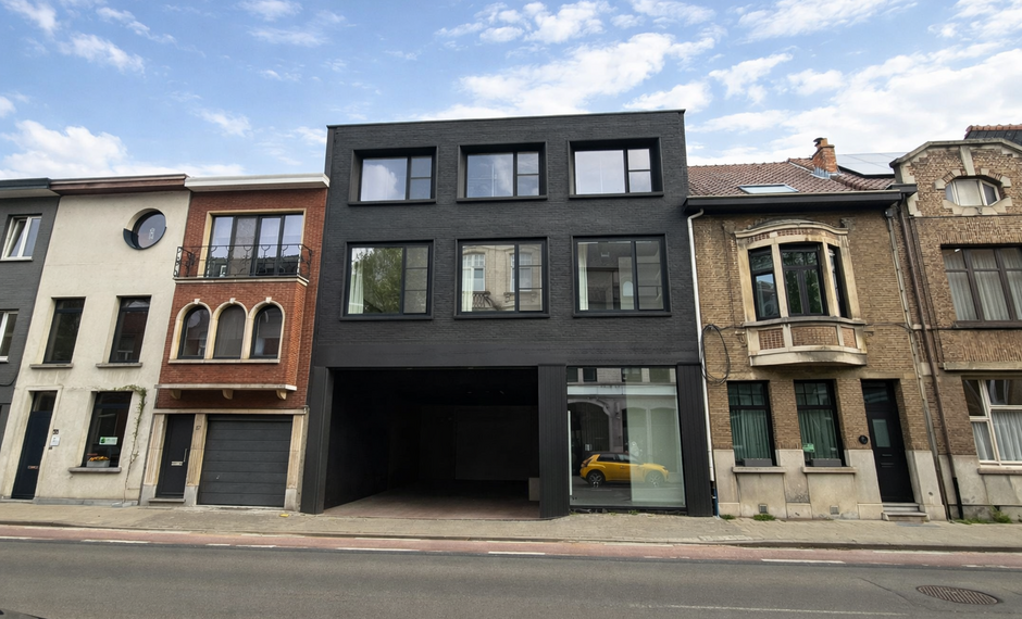 Dit bedrijfsgebouw is strategisch gelegen aan de Berlaarsesteenweg in Lier, met een uitstekende bereikbaarheid dankzij de onmiddellijke nabijheid van de ring. Deze centrale ligging zorgt voor een vlotte verbinding met omliggende steden en belangrijke inva