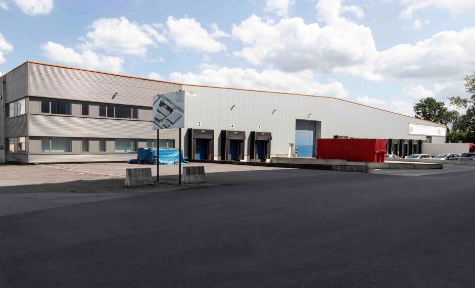 Het betreft een gerenoveerd industrieel gebouw gelegen te Londerzeel. De site geniet een uitstekende ligging nabij de A12 (Antwerpen - Brussel), de N16 (Mechelen - Sint-Niklaas) en de containerterminal van Willebroek. 

De unit heeft een oppervlakte van c