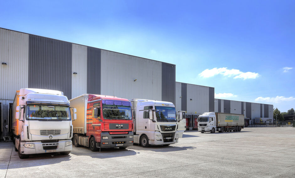 Het betreft de verhuur van een logistiek magazijn van 6.383 m&sup2; met 82 m&sup2; kantoorruimte te huur in Mechelen, in de industriezone Mechelen Noord 1, dewelke een uitstekende ligging geniet nabij de E19 (Brussel &ndash; Antwerpen).

Het gebouw heeft een vrije ho