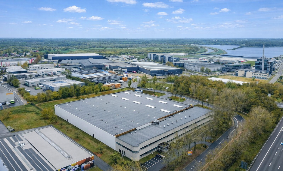 Het betreft een logistieke site gelegen aan de Blarenberglaan 19 in Industriezone Mechelen-Noord, met uitstekende visibiliteit langs de E19 Antwerpen&ndash;Brussel.

De site omvat 8.691 m&sup2; magazijn, ca. 3.200 m&sup2; gerenoveerde kantoren (gelijkvloers + verdiep