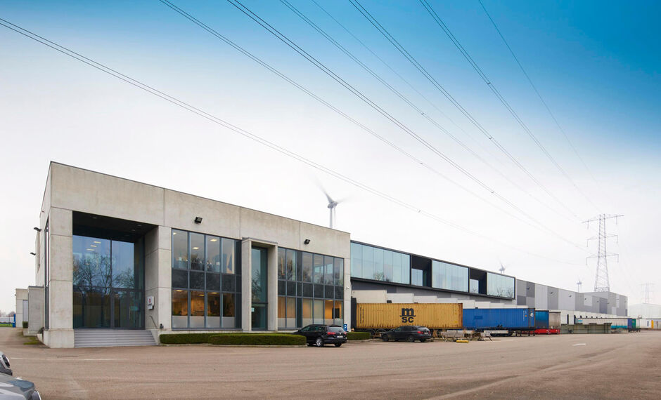 Het betreft de verhuur van een logistiek gebouw te Olen, gelegen langs het Albertkanaal en nabij op- en afrit 23 (Turnhout-West) van de E313. Het gebouw heeft een totale oppervlakte van ca. 24 064 m², bestaande uit ca. 18 266 m² opslagruimte, ca. 2014 m