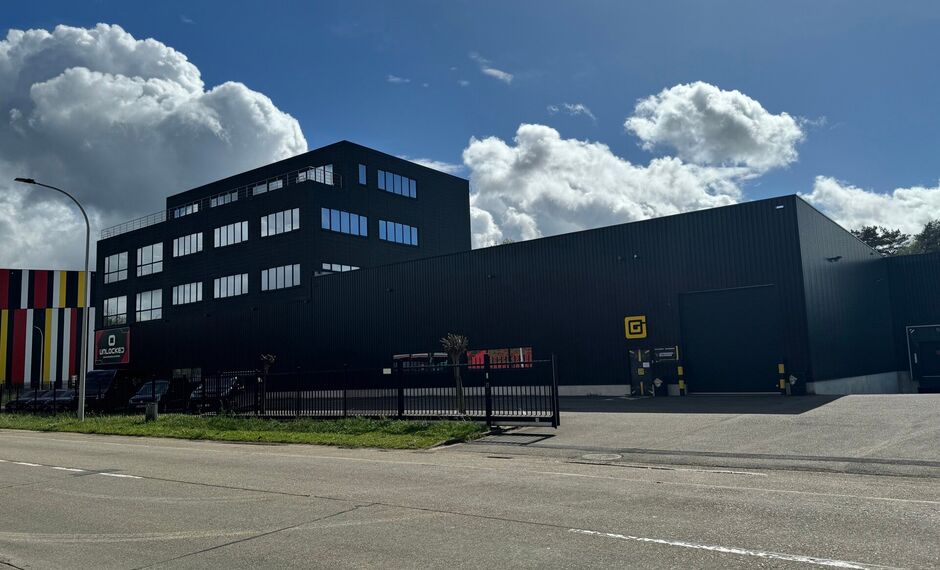 Dit representatieve bedrijfsgebouw aan de Industrielaan 24 in Olen biedt een unieke kans voor bedrijven die op zoek zijn naar een ruime en goed uitgeruste ruimte voor zowel opslag als kantoren. Gelegen langsheen de E313 en op 5 minuten rijden van afrit 22