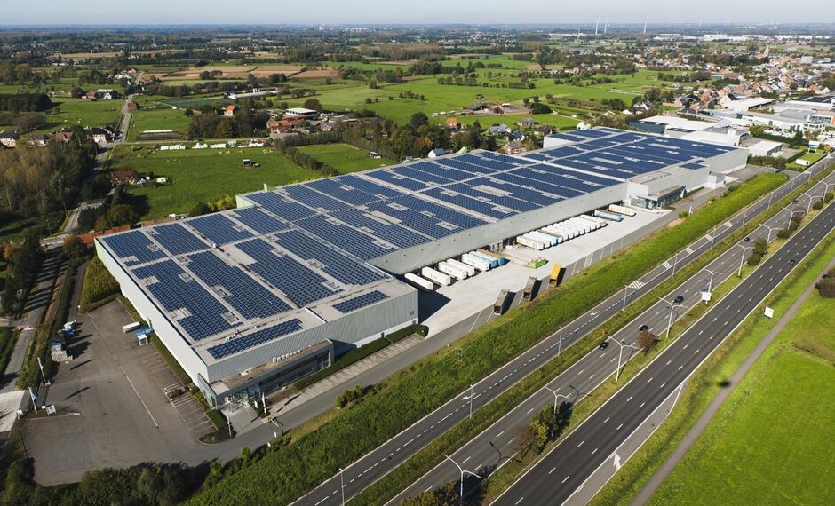 Het betreft de verhuur van een industrieel gebouw, gelegen op een uitstekende en strategische locatie te Puurs. Het gebouw, gelegen langs de A12, geniet een uitstekende visibiliteit vanop de A12 (Antwerpen - Brussel).
Unit 2 telt een oppervlakte van ca.
