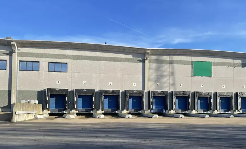 Het betreft de verhuur van een logistieke site, gelegen op een uitstekende locatie te Sint-Niklaas. De site ligt vlak bij de R42 met een vlotte ontsluiting naar de E17 (Antwerpen - Gent).
Het logistieke gebouw telt een oppervlakte van ca. 20 505 m², opg