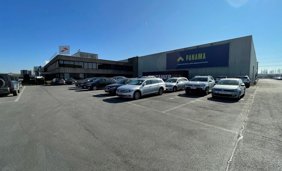 Dit bedrijfsgebouw, gelegen op een terrein van ca. 24.866 m², geniet een zeer strategische ligging op een zichtlocatie langsheen de E17. De uitstekende bereikbaarheid is een van de belangrijkste troeven, met directe toegang tot de E17 via de nabijgelegen