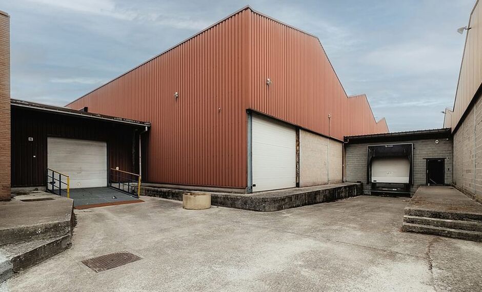 Het betreft de verhuur van een magazijn gelegen in industriezone Cargovil te Vilvoorde. Dit magazijn geniet een uitstekende ligging nabij de R0, E19 en de Van Moer Terminal Vilvoorde.
Het gebouw heeft een oppervlakte van ca. 1 255 m² opslagruimte en e