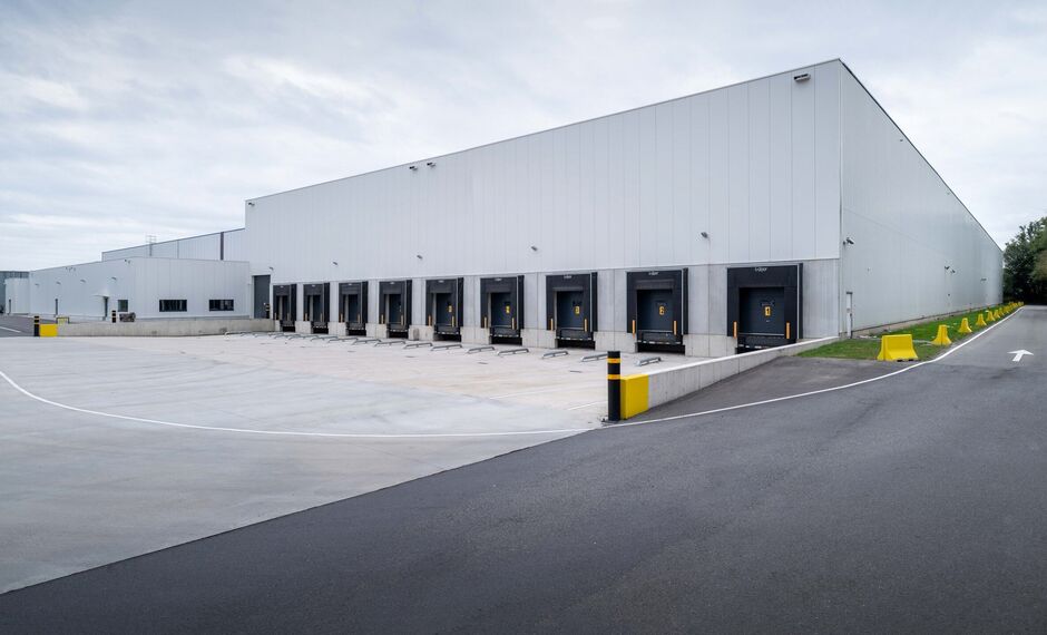 Het betreft de verhuur van een modern logistiek gebouw gelegen te Willebroek. Deze site ligt nabij de A12 (Antwerpen - Brussel) en de containerterminal van Willebroek. 

Het betreft een totale oppervlakte van ca. 7730 m², bestaande uit ca. 7529 m² opsla