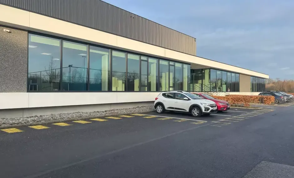 Het betreft de verhuur van een modern en representatief logistiek gebouw in de industriezone "Park De Hulst", met unieke ligging tussen de A12 en de E19 Brussel/Antwerpen. De uitzonderlijke ligging onmiddellijk aan het kanaal Brussel-Schelde en in de buur