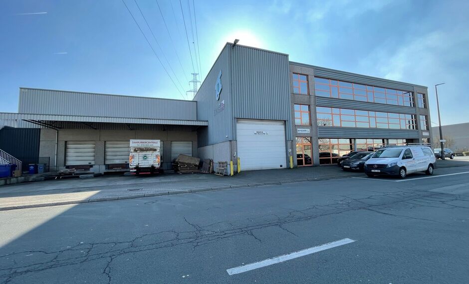 Het betreft de verkoop van een industrieel gebouw gelegen op een toplocatie in de Haven van Antwerpen, nabij enkele belangrijke invalswegen zoals de A12, E19 en de Ring van Antwerpen. Het gebouw bevindt zich op ca. 3345 m² terrein (concessie) en omvat ca
