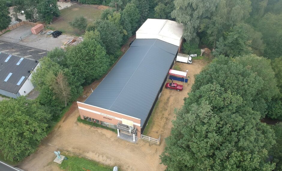 Het betreft de verkoop van een industrieel gebouw gelegen op een uitstekende zichtlocatie te Malle. Het gebouw is gelegen langs de Lierselei, dewelke goed bereikbaar is via de E34 (afrit 20 – Zoersel). Het gebouw heeft een oppervlakte van ca. 1635 m²,