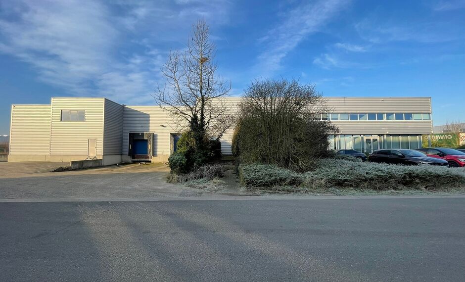 Het betreft de verkoop van een representatief bedrijfsgebouw op een perceel van ca. 8 559 m² in de industriezone "Pullaar 1" te Puurs. Dit gebouw geniet een strategische ligging dankzij de nabijheid van de A12 (Antwerpen - Brussel) op 2 km en de N16 (Mec