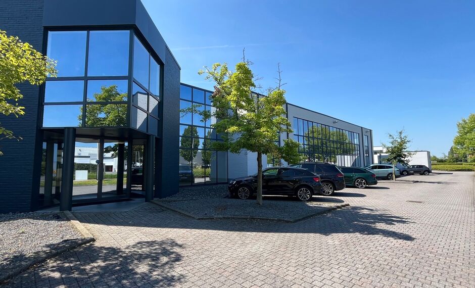 Stijlvolle en instapklare kantoorruimte te huur, gelegen aan de Kontichsesteenweg 54 te Aartselaar. Deze locatie geniet van een uitstekende bereikbaarheid dankzij de nabijheid van de E19 en de A12, wat zorgt voor een vlotte verbinding met Antwerpen en de 