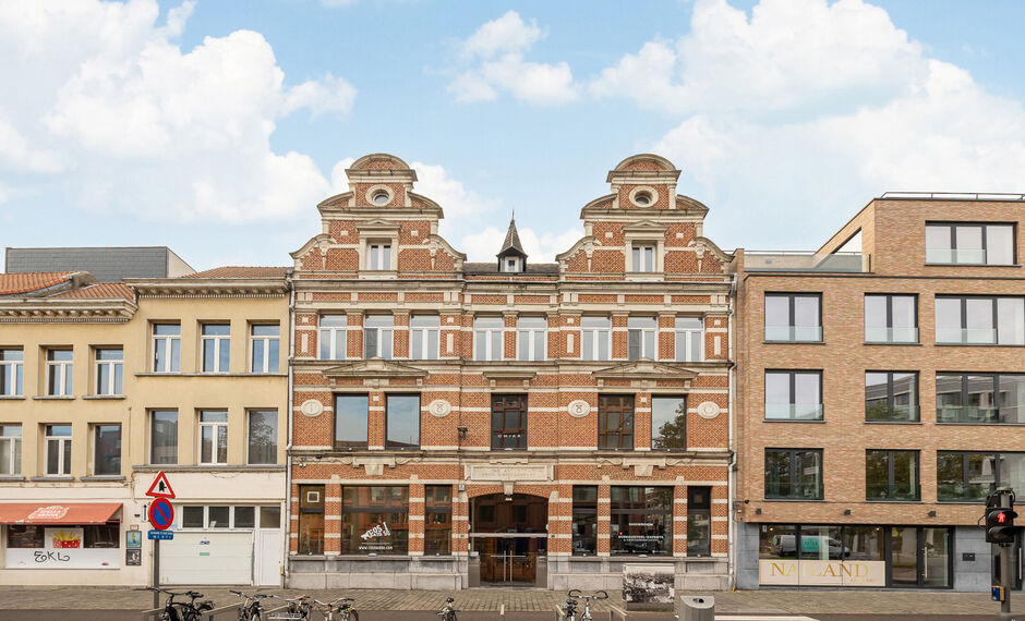 In het authentieke gebouw &lsquo;The Grain Embassy&rsquo; op het Eilandje komt deze uitzonderlijke commerci&euml;le ruimte beschikbaar. Dit karaktervolle pand biedt een unieke opportuniteit voor wie op zoek is naar een kantoorruimte of showroom te huur in Antwerpen m