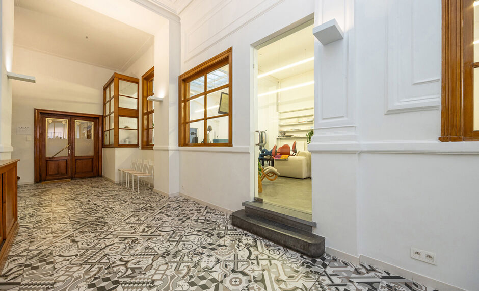 In het authentieke gebouw &lsquo;The Grain Embassy&rsquo; op het Eilandje komt deze uitzonderlijke commerci&euml;le ruimte beschikbaar. Dit karaktervolle pand biedt een unieke opportuniteit voor wie op zoek is naar een kantoorruimte of showroom te huur in Antwerpen m