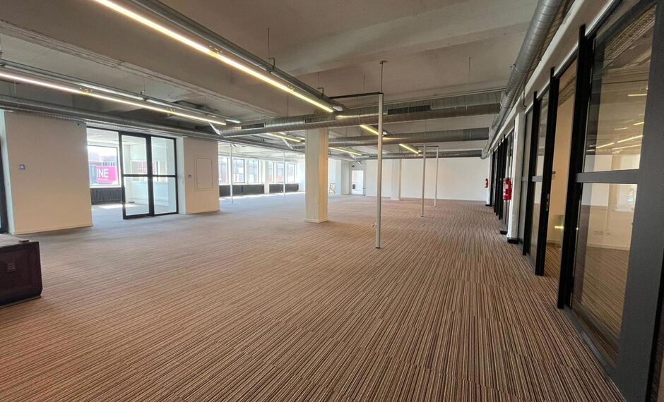 Deze kantoorruimte van ca. 600 m&sup2; bevindt zich op het gelijkvloers en biedt een vrije inrichting. De ruimte is momenteel reeds ingedeeld in een combinatie van open landschap en verschillende afzonderlijke kantoorruimtes, wat zorgt voor een praktische en 