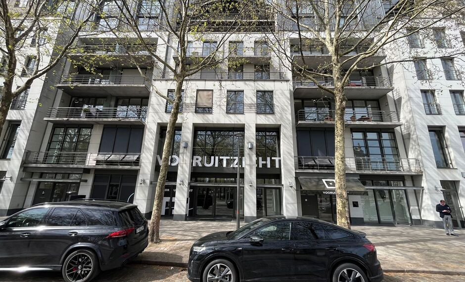 Deze kantoorruimte/showroomruimte van ca. 276 m&sup2; bevindt zich op een absolute toplocatie aan de Leopold De Waelplaats, in het hart van het bruisende Antwerpen Zuid. De gelijkvloerse unit is gelegen onder de kantoren van projectontwikkelaar Vooruitzicht e