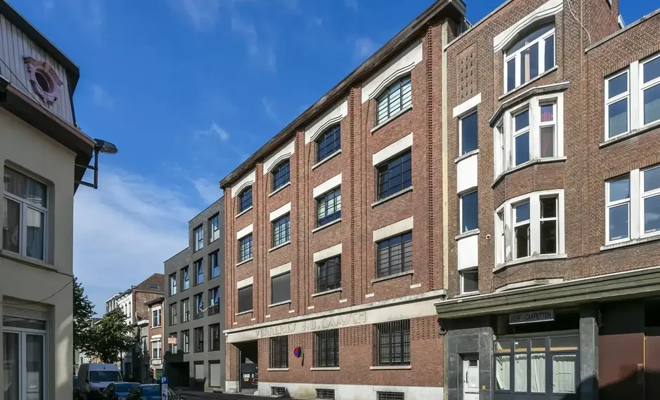 Deze instapklare kantoorruimte is gelegen aan de Oudesteenweg 33 te Antwerpen en heeft een totale oppervlakte van ca. 215 m², verdeeld over twee niveaus (gelijkvloers en -1). Dankzij de functionele indeling en kwalitatieve afwerking is deze ruimte uiterm