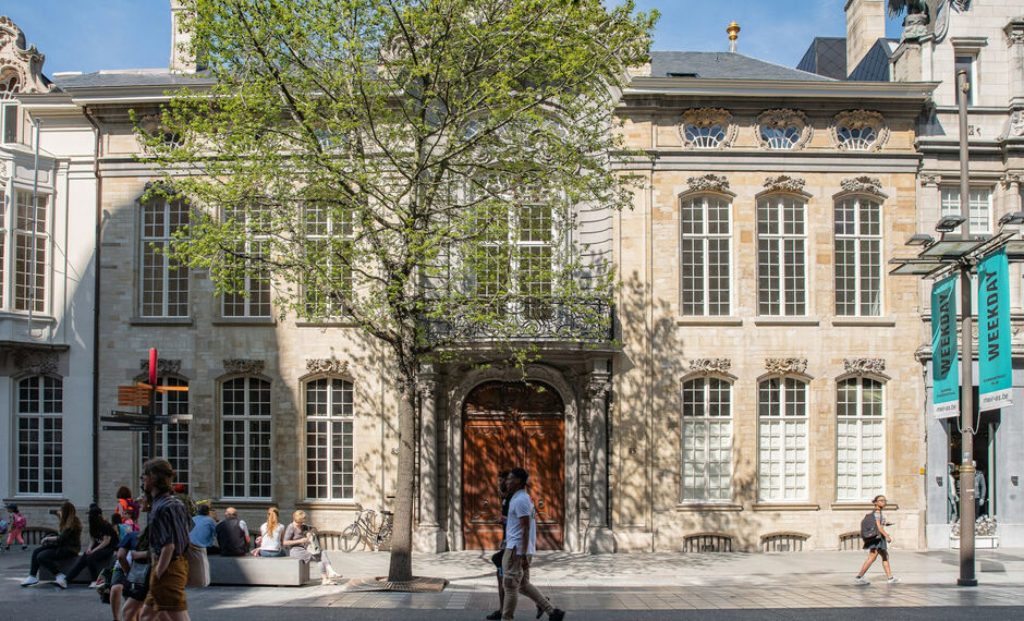 Het betreft de verhuur van een exclusieve kantoorruimte gelegen op de tweede verdieping van een historisch gebouw op topligging in de Meir 85, 2000 Antwerpen. De ruimte omvat ca. 925 m&sup2; en werd ingericht volgens het ontwerp van Raf Simons, wat resulteert