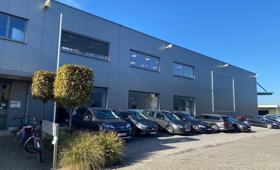 Het betreft de verhuur van een kantoorruimte van ca. 223 m&sup2;, gelegen te Wijnegem. 
Door zijn ligging geniet de ruimte van een uitstekende bereikbaarheid via zowel de E313 als de E19. 

De kantoren, gelegen op de eerste verdieping, zijn uitgerust met alle