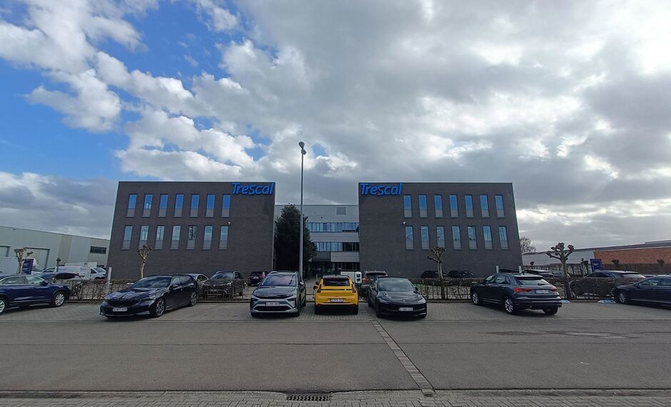 Moderne kantoorruimte te huur in Wommelgem, strategisch gelegen met uitstekende bereikbaarheid via de E313, E34 en de Antwerpse Ring (op- en afritten op ca. 1,5 km). Gelegen op de 2de verdieping van een verzorgd, hedendaags kantoorgebouw.

Beschikbare opp