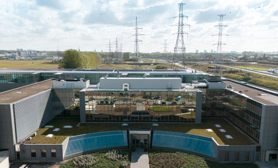 In het West Port Business Park in Zwijndrecht bieden wij een kantoorruimte van ca. 475 m&sup2; te huur aan.
De ligging langs de E34 zorgt voor een uitstekende bereikbaarheid.

De ruimte is modern en energiezuinig afgewerkt en beschikt over veel natuurlijke li