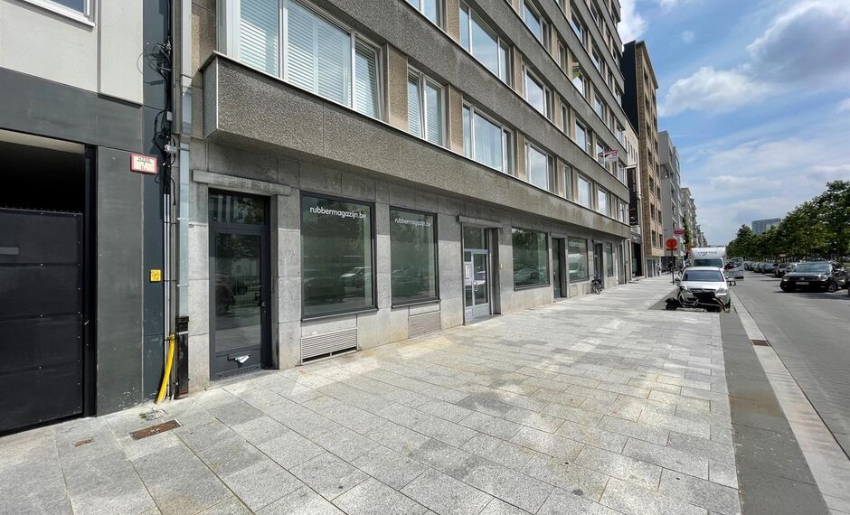 Gelijkvloers kantoor (ca. 601m&sup2;) met strategische ligging alsook 2 privatieve toegangen gelegen aan de Leien in het centrum van Antwerpen. 

Het geheel is afgewerkt met een gietvloer alsook verlichting en ventilatie. Achteraan het pand bevinden zich lich