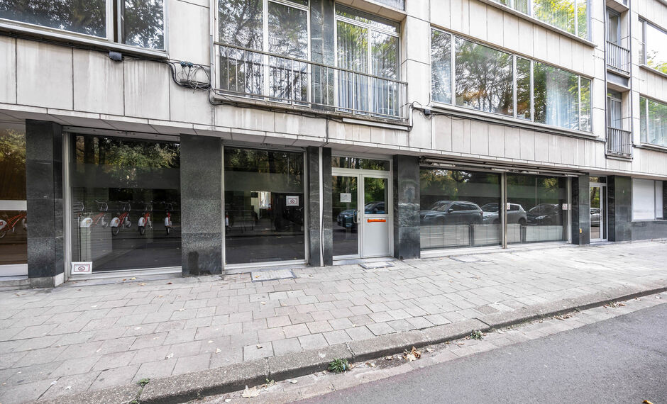 Dit commercieel handelspand met centrale ligging heeft een oppervlakte van 236m&sup2;  en een etalage breedte van 15 m. 

Het  handelspand is ingedeeld in verschillende ruimtes/ kantoren/ burelen door verschillende raampartijen en is multifunctioneel.

Er is 