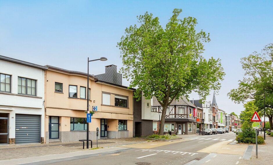 Deze mooie handelsruimte ligt pal in het commerciële centrum van Hove, met een mooie visibiliteit.
Het gelijkvloers heeft een private toegang vanaf de straat en is uitermate geschikt voor een waaier aan toepassingen (vb. vrije beroepen, groepspraktijk,.