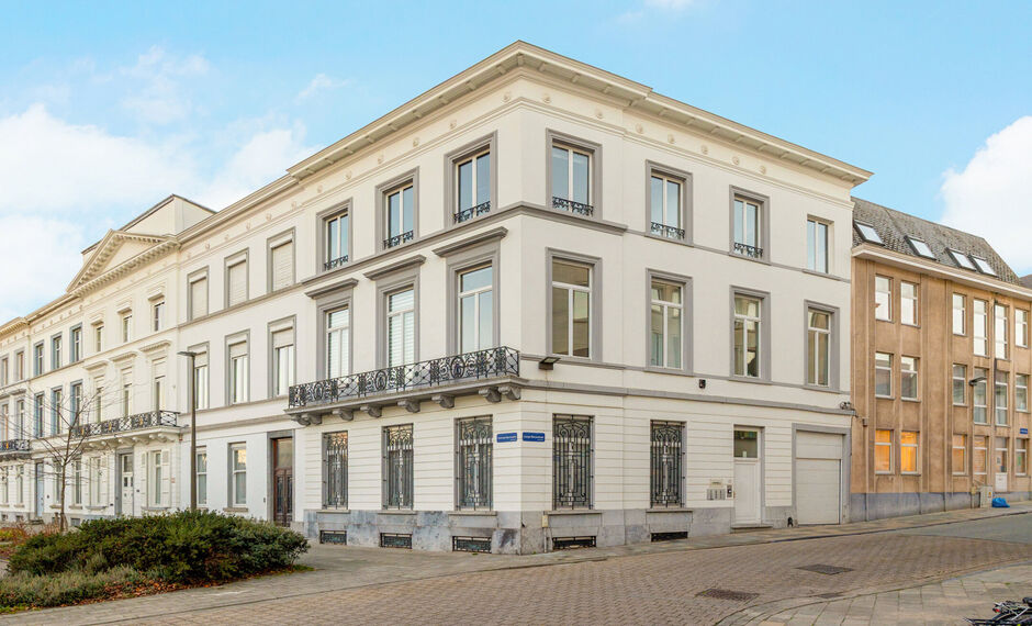 Op een uitzonderlijke topligging in het centrum van Mechelen, aan de Lange Nieuwstraat 1, bevindt zich dit prestigieuze kantoorgebouw in neoclassicistische stijl.
Het gebouw beschikt over een totale oppervlakte van ca. 575 m², verdeeld over drie verdi