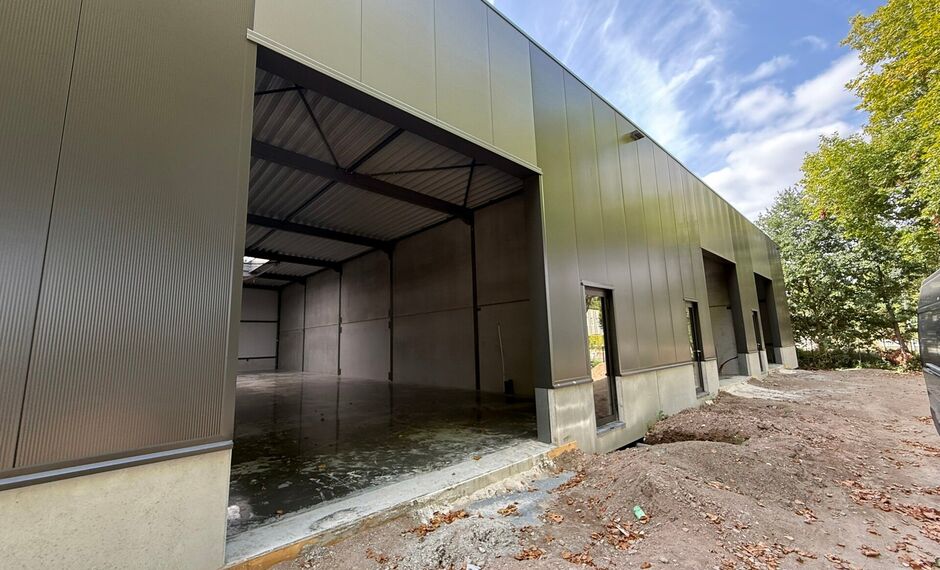 Het betreft de verhuur van een uitstekend gelegen nieuwbouw KMO-unit aan de Maccabilaan te Hoboken. Dit project ligt op een boogscheut van het centrum van Antwerpen en biedt een prima verbinding met de belangrijkste snelwegen (A12/E19/E17). 

De KMO-unit 