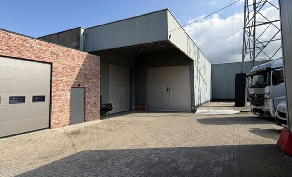 Dit ruime magazijn van ca. 560 m² biedt dankzij de vrije hoogte van ca. 6 meter en de elektrische sectionaalpoort van ca. 4 x 4,5 meter een uitstekende basis voor opslag, logistiek of andere bedrijfsactiviteiten.
De troeven van dit magazijn:
Ruime oppe