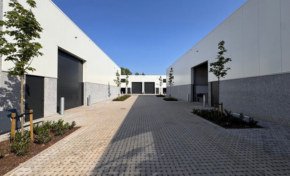 Deze KMO-unit, gelegen aan de Starrenhoflaan in Kapellen, heeft een oppervlakte van ca. 324 m² en wordt aangeboden tegen een huurprijs van € 30.000/jaar. De ligging is bijzonder gunstig, met een vlotte aansluiting op de Kapelsestraat, de Kalmthoutseste
