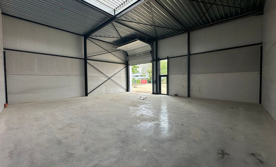 In dit nieuwbouwproject in industriezone 'De Vloeiende' te Kapellen bieden wij deze KMO-unit te huur aan. Het project is zeer centraal gelegen in de regio Kapellen/Ekeren/Brasschaat en biedt een vlotte verbinding met de Antwerpse Haven.
Deze hoekunit hee