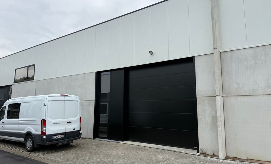 In dit nieuwbouwproject in industriezone 'De Vloeiende' te Kapellen bieden wij deze KMO-unit te huur aan. Het project is zeer centraal gelegen in de regio Kapellen/Ekeren/Brasschaat en biedt een vlotte verbinding met de Antwerpse Haven.
Deze unit heeft e