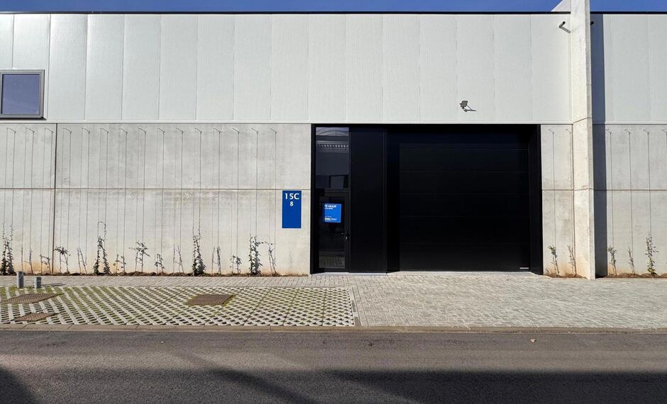 In dit nieuwbouwproject in industriezone 'De Vloeiende' te Kapellen bieden wij deze KMO-unit te huur aan. Het project is zeer centraal gelegen in de regio Kapellen/Ekeren/Brasschaat en biedt een vlotte verbinding met de Antwerpse Haven.
Deze unit heeft e