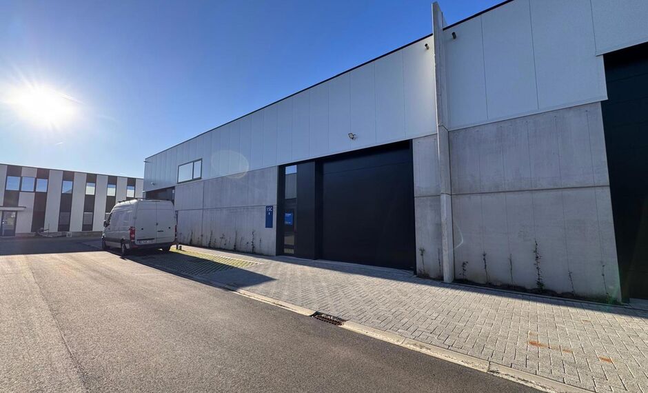 In dit nieuwbouwproject in industriezone 'De Vloeiende' te Kapellen bieden wij deze KMO-unit te huur aan. Het project is zeer centraal gelegen in de regio Kapellen/Ekeren/Brasschaat en biedt een vlotte verbinding met de Antwerpse Haven.

Deze unit heeft e