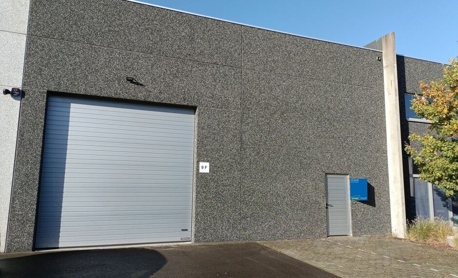 De KMO-unit is gelegen in bedrijvenpark Elzenbroek te Waarloos (Kontich). Dankzij de strategische ligging, geniet de site van een goede ontsluiting richting Antwerpen en Brussel. 

Het pand behelst een oppervlakte van ca. 228 m² opslagruimte, met een vri