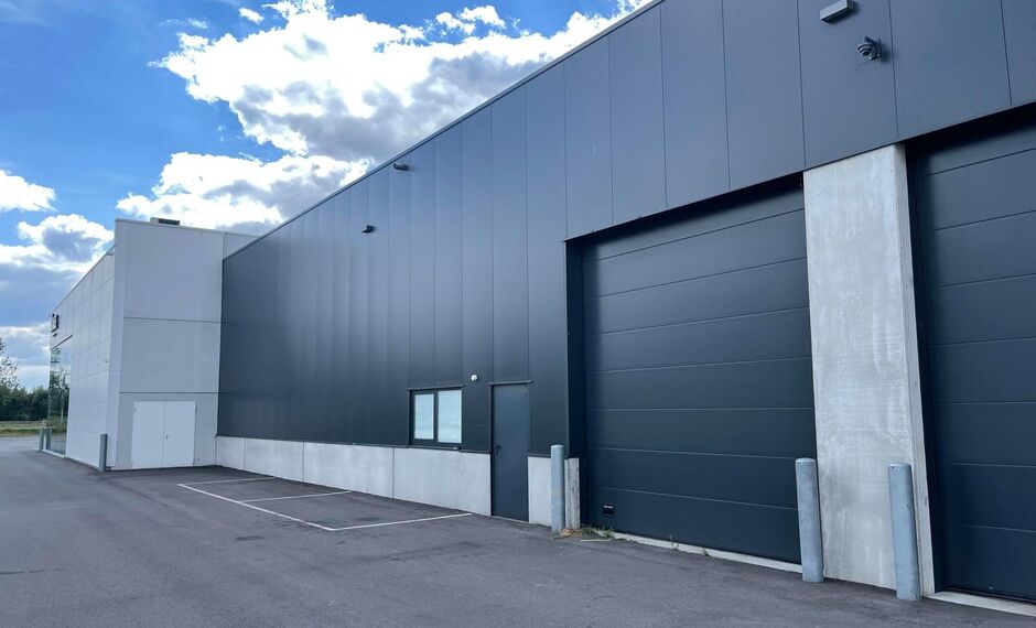 Op een schitterende ligging, langsheen de N16 (Rijksweg) en vlakbij de op- en afrit 7 van de A12, bieden wij deze recente KMO-unit te huur.
De unit heeft een oppervlakte van ca. 339 m². De unit heeft een vrije hoogte van ca. 6,2 m en is voorzien van ee