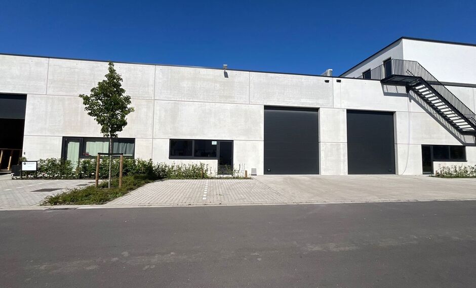 Het betreft een KMO-unit gelegen in het nieuw aangelegde bedrijvenpark 'La Brique'. De site geniet van een goede bereikbaarheid via de E313 (Antwerpen&ndash;Luik) en de nabijheid van de stad Lier.

Het pand omvat een totale oppervlakte van ca. 332 m&sup2;, waarva