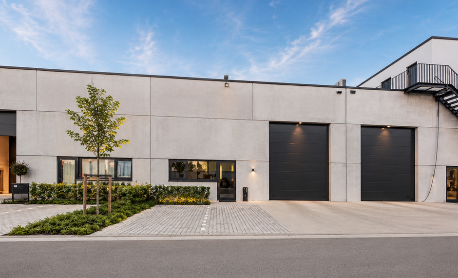 Het betreft een KMO-unit gelegen in het nieuw aangelegde bedrijvenpark 'La Brique'. De site geniet van een goede bereikbaarheid via de E313 (Antwerpen&ndash;Luik) en de nabijheid van de stad Lier.

Het pand omvat een totale oppervlakte van ca. 332 m&sup2;, waarva