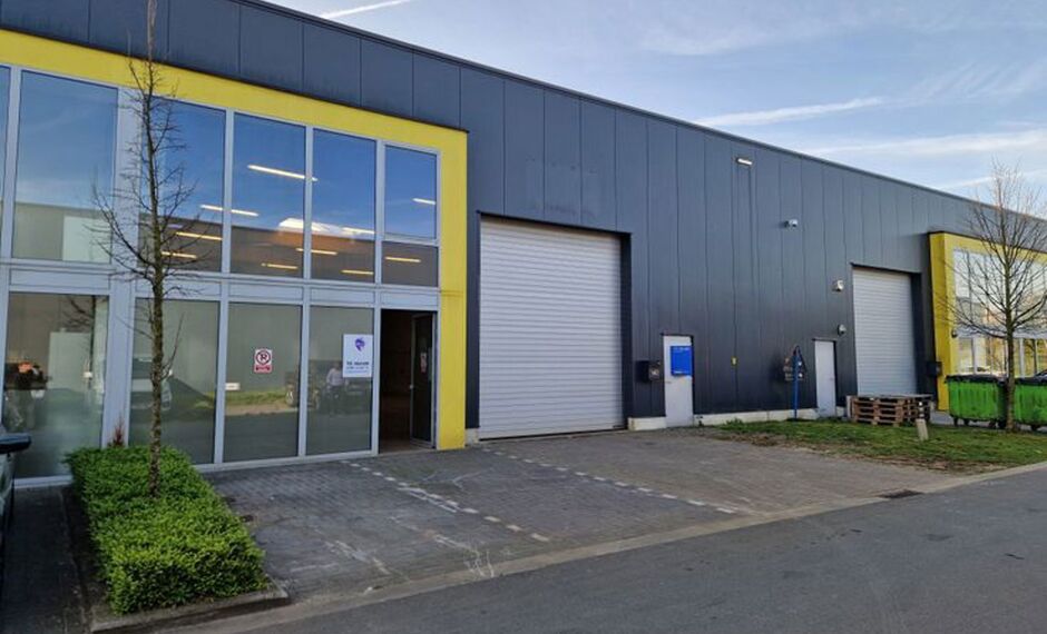 Het betreft de verhuur van een KMO-unit in het bedrijvenpark Picolo te Stabroek. De site is zeer vlot bereikbaar via de afrit Stabroek van de autosnelweg A12 (Havenweg) en gelegen in de onmiddellijke nabijheid van de Antwerpse Haven.
De unit heeft een op