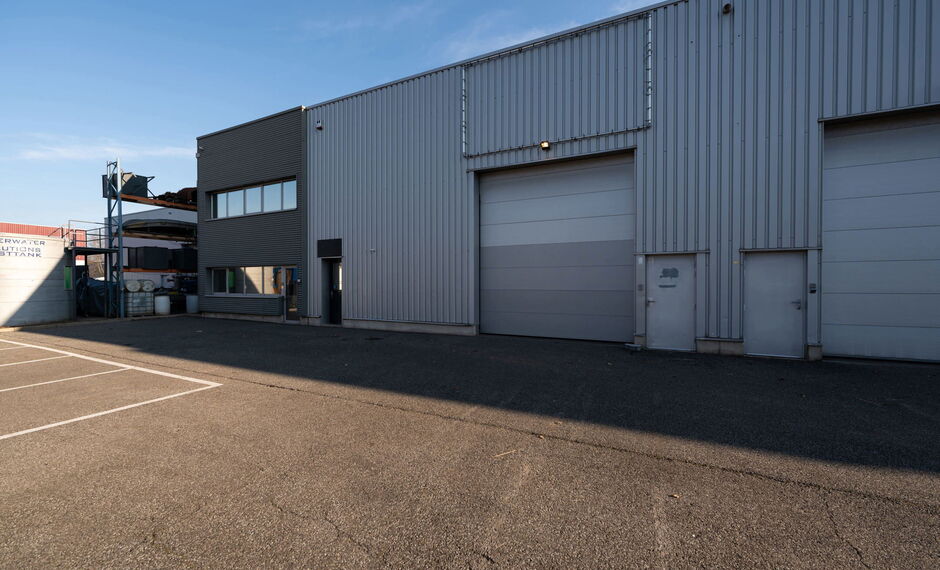Het betreft de verhuur van een KMO-unit gelegen in industriezone De Zaat in Temse. Deze gunstige ligging nabij zowel op- en afrittencomplex Temse van de E17, als de N16 en de A12, zorgen voor een vlotte ontsluiting naar Antwerpen en Brussel.&nbsp;

De unit he