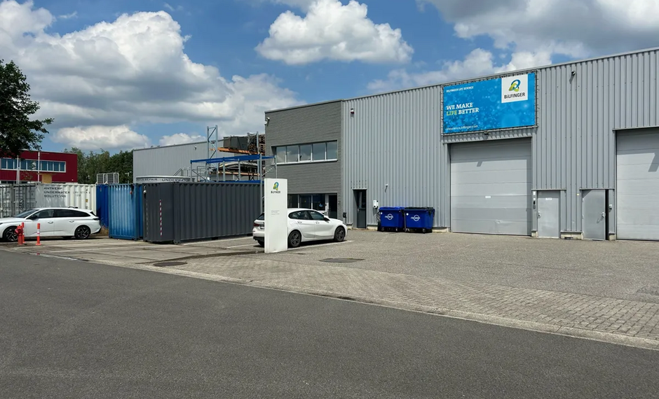 Het betreft de verhuur van een KMO-unit gelegen in industriezone De Zaat in Temse. Deze gunstige ligging nabij zowel op- en afrittencomplex Temse van de E17, als de N16 en de A12, zorgen voor een vlotte ontsluiting naar Antwerpen en Brussel.
De unit he