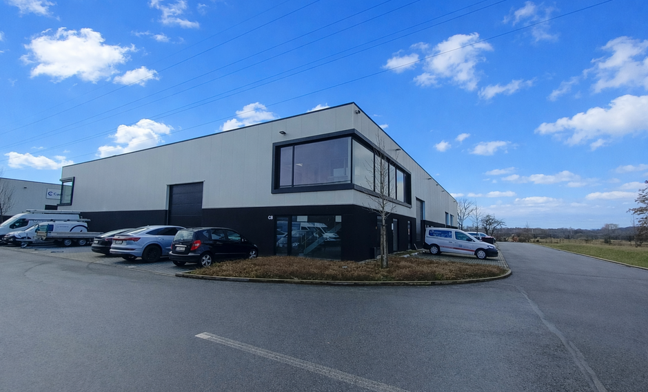 Het betreft de verhuur van twee nieuwbouw KMO-units in het project Ruggeveld te Wijnegem. Het project geniet een uitstekende ligging en biedt een vlotte verbinding via zowel de Bisschoppenhoflaan (op- en afrit Antwerpse Ring - Deurne) als het rondpunt Wom